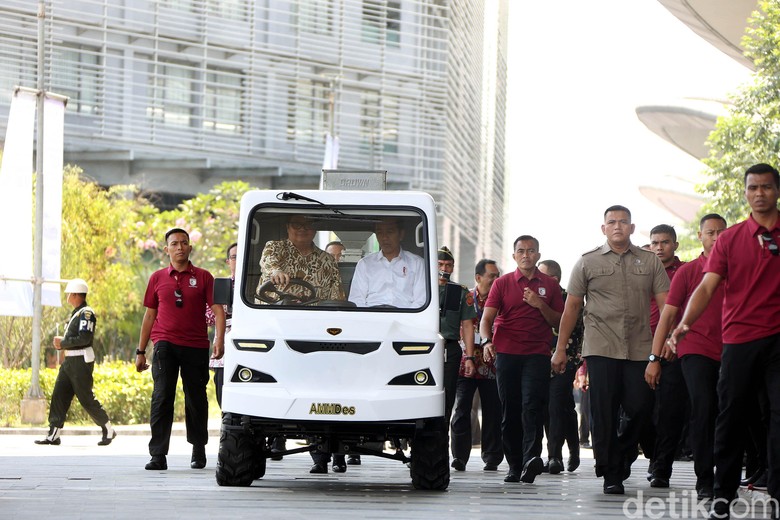 Airlangga Jadi Sopir Mobil Desa untuk Jokowi. Foto: Rengga Sancaya Airlangga Jadi Sopir Mobil Desa untuk Jokowi. Foto: Rengga Sancaya