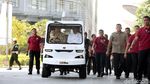 Airlangga Jadi Sopir Mobil Desa untuk Jokowi