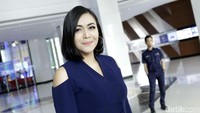 Denada tampil cantik dengan setelan biru. Pool/Palevi S/detikFoto.