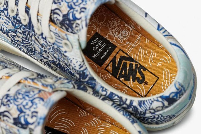 Bagian dalam sepatu juga tak luput dari sentuhan van Gogh, yakni berupa motif berbentuk goresan kuas van Gogh, berikut logo Vans dan Museum Van Gogh.  Foto: dok. Vans