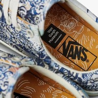 Bagian dalam sepatu juga tak luput dari sentuhan van Gogh, yakni berupa motif berbentuk goresan kuas van Gogh, berikut logo Vans dan Museum Van Gogh.  Foto: dok. Vans