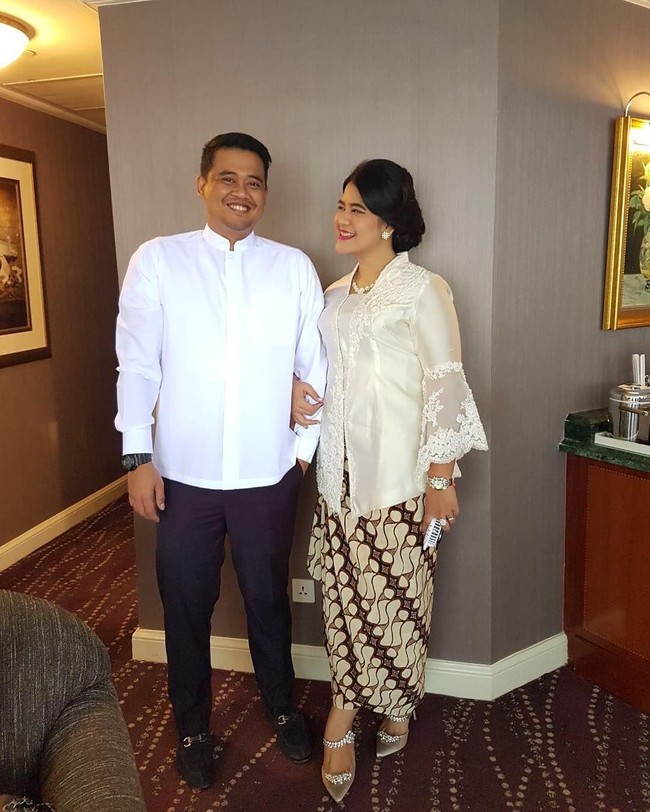 Dua bulan menjelang pernikahannya dengan Bobby Nasution, Kahiyang Ayu bergaya memakai kebaya berlengan terompet dan kain batik motif parang barong. Foto: Instagram ayanggkahiyang