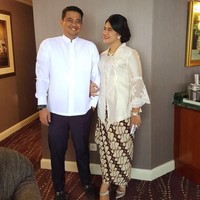 Dua bulan menjelang pernikahannya dengan Bobby Nasution, Kahiyang Ayu bergaya memakai kebaya berlengan terompet dan kain batik motif parang barong. Foto: Instagram ayanggkahiyang