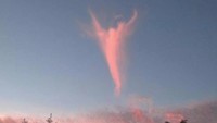 Sebuah awan yang disebut-sebut berbentuk ‘malaikat’ terekam kamera di South Florida, Amerika Serikat, pada Maret 2013 lalu. (Foto: Dok. WPTV via NBC News)
