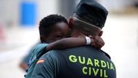 Para tim penyelamat Spanyol membawa para imigran menuju pelabuhan untuk di data identitas mereka. Juan Medina/Reuters.