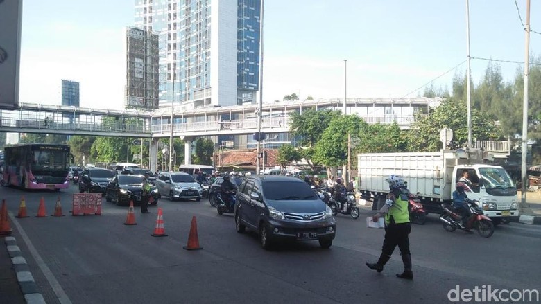 Polisi menilang mobil yang melanggar ganjil genap Foto: Nur Azizah/detikcom Polisi menilang mobil yang melanggar ganjil genap Foto: Nur Azizah/detikcom