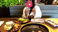 Ternyata mereka suka kulineran bareng, ya. Kali ini, pria yang gemar main futsal itu membagikan momen makan bbq Korea bareng pelantun lagu Aku Memilih Setia. Duh, pake dikasih emotikon love segala. Foto: Instagram septiannugrahagunawan