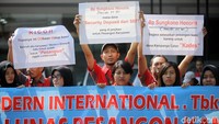 Peserta demo kompak mengenakan kaus merah yang menjadi seragam pegawai Sevel.