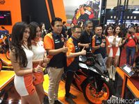 Manajemen KTM berpose dengan KTM RC 200