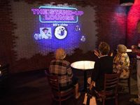 Traveler bisa melihat dan mendengar lelucon para komedian