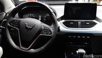 Wuling Baojun merupakan SUV yang memiliki berbagai macam fitur menarik, diantaranya sunroof elektrik, kursi dengan sistem elektrik, sistem audio dengan konektivitas WiFi.