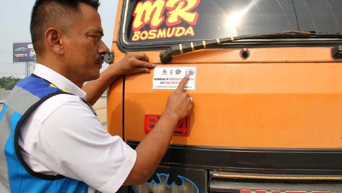 Jasa Marga cabang Jakarta-Tangerang-Cengkareng menggelar operasi Over Dimension dan Over Load di KM 9+600 arah Jakarta. 186 truk obesitas ditilang.