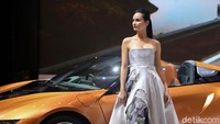 Selanjutnya dikatakan BMW i8 Roadster menjadi mobil pertama yang menggabungkan semua kelebihan dari BMW i8 dengan sensasi kenikmatan berkendara dengan atap terbuka. BMW i8 Roadster berikan sensasi kebebasan yang belum pernah ada yaitu mengendarai roadster tanpa suara bising, dan bebas emisi.