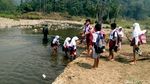 Miris, Anak-anak di Sukabumi Terobos Sungai untuk Sekolah