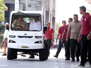 Airlangga Jadi Sopir Mobil Desa untuk Jokowi
