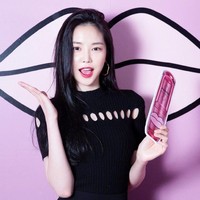 Sambil tertawa, Naeun mengklarifikasi tentang perubahan pada wajahnya. Aku merawat penampilanku sedikit demi sedikit, jawabnya, yang tentu masih menyisakan misteri apakah itu mengindikasikan dia operasi plastik atau tidak. Foto: Dok. Koreaboo