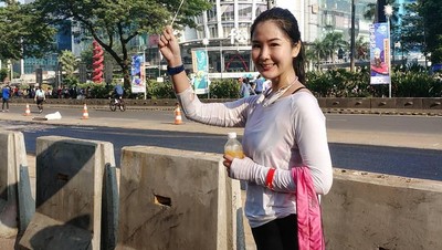 Basah Berkeringat Usai Olahraga, Manajer PSSI Liana Tasno Tetap Cantik