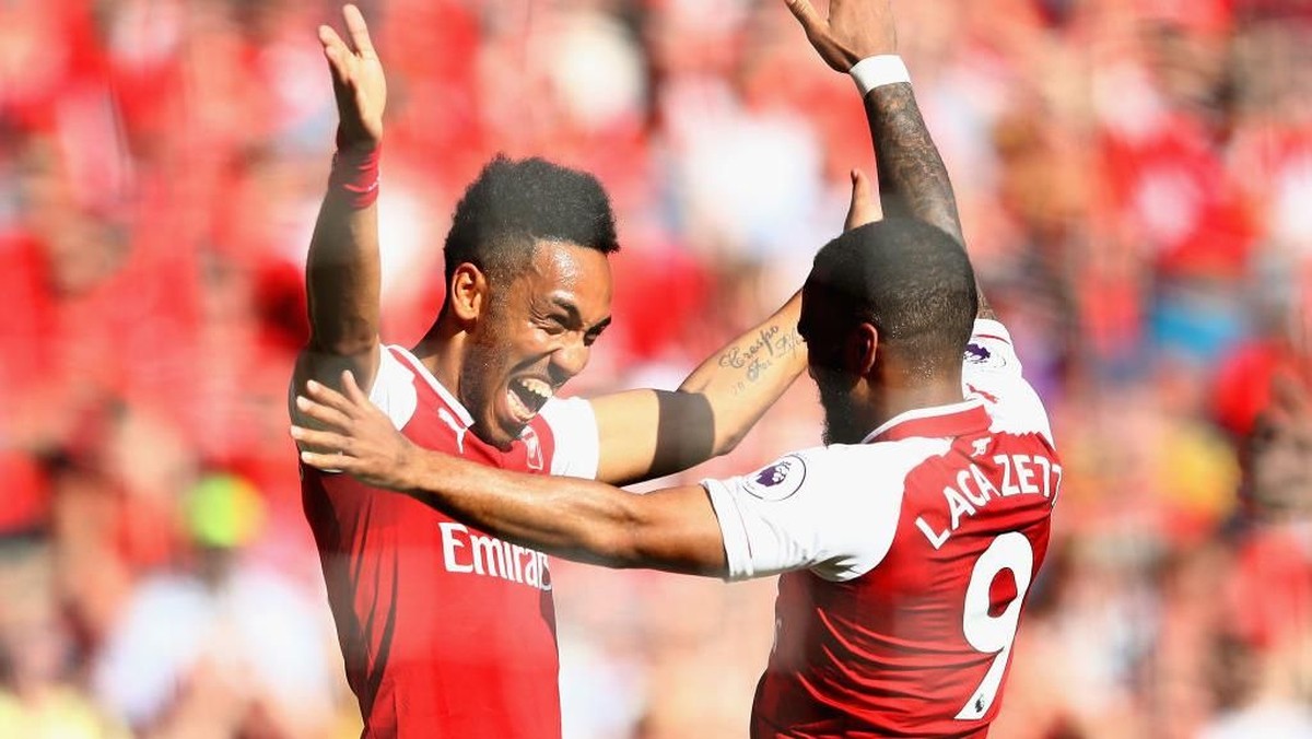 Alexandre Lacazette tak menganggap Pierre-Emerick Aubameyang sebagai rival (Foto: Clive Mason/Getty Images)