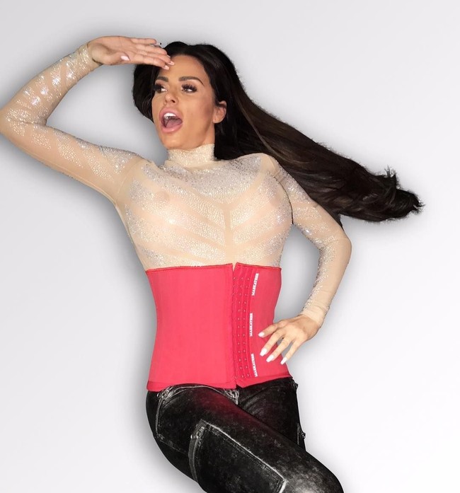 Pemasukan dan pengeluaran uang Katie Price semakin tidak terkontrol. Kebiasaan dengan lifestyles yang glamour tapi tidak diimbangi dengan pemasukan Katie yang semakin menurun.  Foto: Instagram