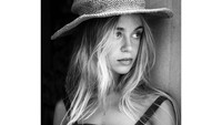 Lady Amelia Windsor adalah cucu Pangeran Edward, The Duke of Kent yang merupakan sepupu dari Ratu Elizabeth II. Lady Amel jadi sorotan setelah foto-foto telanjang dadanya tersebar ke publik. (Instagram/@amelwindsor)