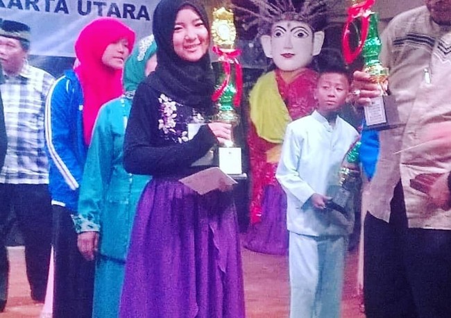 Khoirunnisa atau populer dengan nama Nissa Sabyan, dikenal sejak menjadi vokalis grup musik Sabyan Gambus. Grup musik religi dan salawat itu sukses mendapatkan banyak fans karena lagu-lagunya yang teduh. Nissa Sabyan, sang vokalis jadi pusat perhatian dalam grup musik tersebut.  Foto: Dok. Instagram