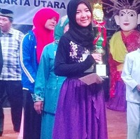 Khoirunnisa atau populer dengan nama Nissa Sabyan, dikenal sejak menjadi vokalis grup musik Sabyan Gambus. Grup musik religi dan salawat itu sukses mendapatkan banyak fans karena lagu-lagunya yang teduh. Nissa Sabyan, sang vokalis jadi pusat perhatian dalam grup musik tersebut.  Foto: Dok. Instagram