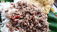  Nasi putih hangat diberi topping cincangan nangka mud aberbumbu urap. Lauknya tempe mendoan. Sajian dari nasi megono Pak Mungkin, Batang ini pas buat sarapan. Foto : Instagram @ny.rempong