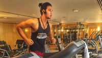 Sosoknya memang terkenal aktif sih dalam kesehariannya. Olahraga juga tidak lepas dari gaya hidupnya. Mens sana in Corpore sano, tulisnya. Foto: Instagram/ammarzoni