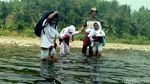 Miris, Anak-anak di Sukabumi Terobos Sungai untuk Sekolah
