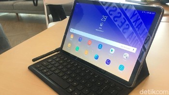 Mengusung Super AMOLED dengan resolusi 2.560 x 1.600 pixel. Foto: Agus Tri Haryanto/detikINET