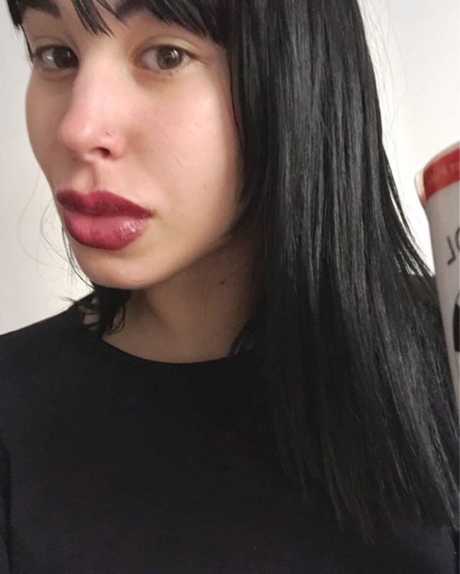 Setelah penampilannya yang terlihat palsu tersebut, Nadia mengaku masih belum puas. Aku ingin menjadi dewi modern, seperti Kim Kardashian. Apa yang aku lakukan ini baru setengah jalan, ungkapnya seperti dikutip Daily Star. Foto: Instagram/@ nadiabarbie__