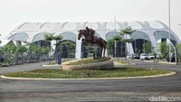 Ada juga Jakarta International Equestrian Park yang terkenal sebagai tempat untuk perlombaan equestrian. Lokasinya persis tak jauh dari Stasiun Equestrian (Pradita Utama/detikcom)