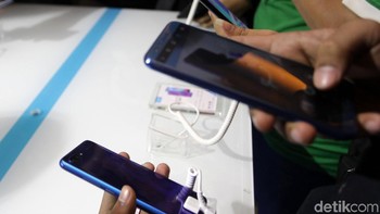 Honor 10 mempunyai prosesor Kirin 970 dengan RAM 6 GB. Tersedia dua pilihan ruang penyimpanan yaitu 64 GB dan 128 GB. Mungkin karena kapasitasnya dirasa cukup besar,  Honor 10 tidak memiliki slot microSD.