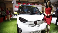 Model berpose di depan Wuling E100.