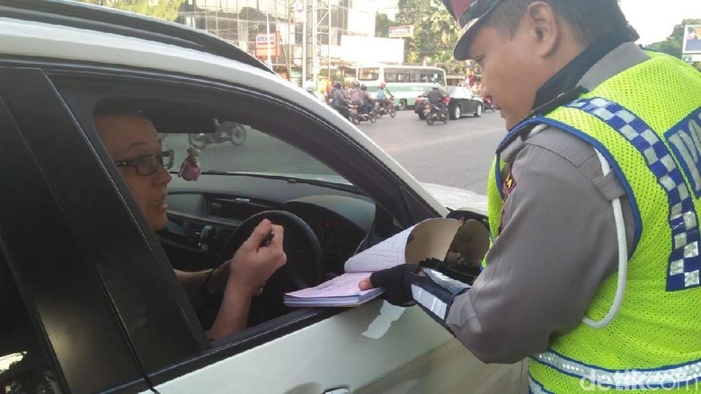 Ada e-Tilang, Registrasi Kendaraan Wajib Pakai Nomor HP dan e-Mail Ada e-Tilang, Registrasi Kendaraan Wajib Pakai Nomor HP dan e-Mail