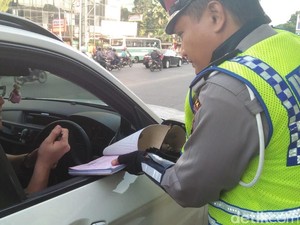 WN Australia Kena Tilang karena Langgar Ganjil-Genap di Jl S Parman