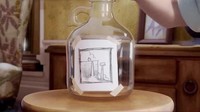 Namun pada versi internasionalnya, mereka mengubah tulisan itu dengan sebuah gambar agar penonton lebih mudah memahaminya. Dok. Pixar