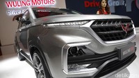 Tak sampai di sana, Wuling juga membawa mobil listrik mungil yang dinamakan Wuling E100. Mobil tersebut langsung dibawa dari China untuk kebutuhan pameran juga.