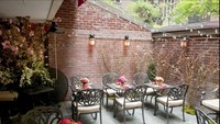 Inginkan suasana yang lebih asri, cantik dan dipenuhi dengan banyak bunga? Sebaiknya pilih makan di bagian outdoor restoran. Cantik, kan? Foto: Jon Martin  