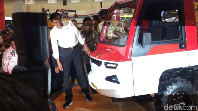 Presiden Joko Widodo melihat mobil desa (Foto: Khairul Imam Ghozali) Presiden Joko Widodo melihat mobil desa (Foto: Khairul Imam Ghozali)