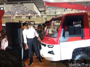 Jokowi: Duduk di Mobil Desa Enak!