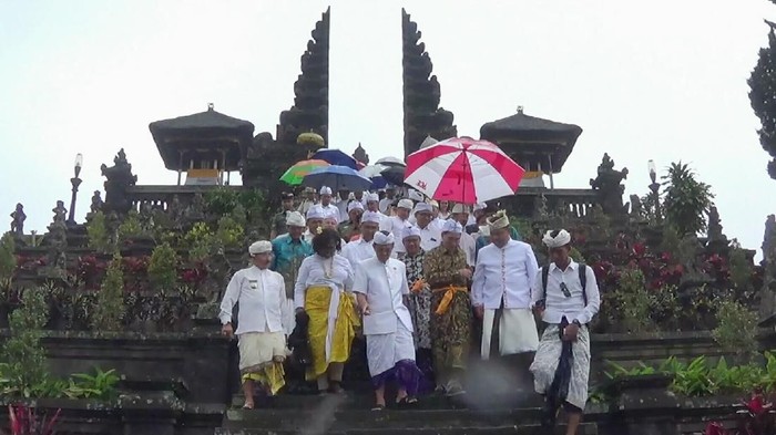 Pejabat IMF-World Bank Ikut Upacara di Pura Besakih