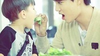 So sweet. Terlihat sangat kebapaan sekali Kai. Ia tampak sedang menyuapi selada untuk si kecil Asher. Foto: Instagram @sexualjongin