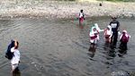 Miris, Anak-anak di Sukabumi Terobos Sungai untuk Sekolah