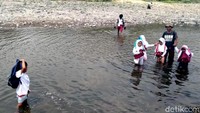 Kondisi ini sudah berulang kali terjadi dan warga pun mengaku tidak membiarkan hal ini. Beberapa kali mereka membangun jembatan sementara namun jembatan itu hanya bertahan sebentar, ketika sungai meluap jembatan itu hanyut.