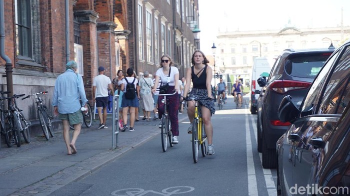 Sepeda menjadi alat transportasi favorit di Kopenhagen. Jalur sepeda di kota ini sangat steril dari kendaraan bermotor.