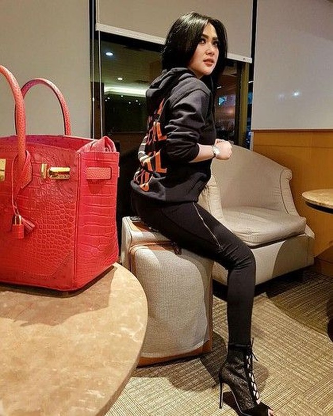 Berpose membelakangi kamera dengan memakai jaket dari brand streetwear Anti Social Social Club, Syahrini tampak memamerkan tas Hermes Birkin berwarna pink miliknya. Tas Hermes Birkin Rose Scheherazade Hot Pink GHW Crocodile itu harganya mencapai US$ 88.999 atau Rp 1,3 miliar. Foto: Instagram fashionsyahrini