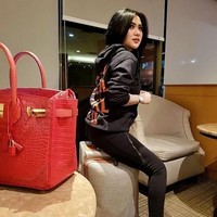 Berpose membelakangi kamera dengan memakai jaket dari brand streetwear Anti Social Social Club, Syahrini tampak memamerkan tas Hermes Birkin berwarna pink miliknya. Tas Hermes Birkin Rose Scheherazade Hot Pink GHW Crocodile itu harganya mencapai US$ 88.999 atau Rp 1,3 miliar. Foto: Instagram fashionsyahrini