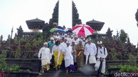 Pejabat Internasional Monetery Fund (IMF) dan World Bank (WB) bersama panitia pusat dan daerah menggelar matur piuning atau doa bersama di pura Besakih, Karangasem, Bali. Kedua pejabat ini adalah Jianhai Lin, Secretary of the Fund and IMF Committee dan Yvonne Tsikata Vice President and Corporate Secretary World Bank.