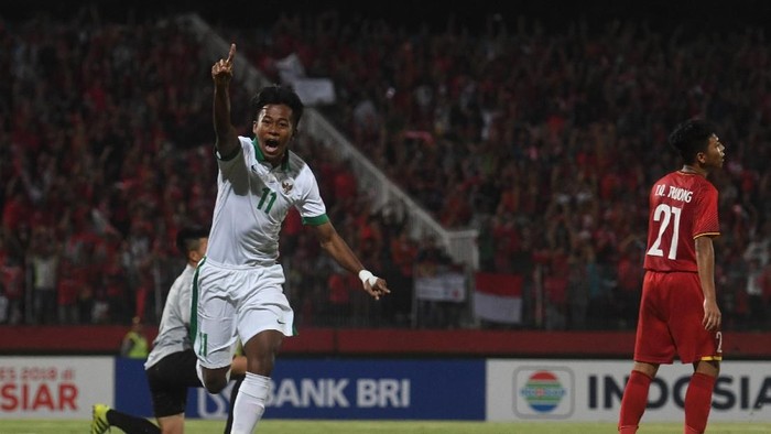 Pesepak bola Indonesia U-16 Mochammad Supriadi (tengah) berusaha melewati pesepak bola Vietnam U-16 Ngo Duc Hoang (kanan) dan Vo Quoc Dan (kiri) dalam laga penyisihan grup A Piala AFF U-16 di Gelora Delta Sidoarjo, Sidoarjo, Jawa Timur, Kamis (2/8). ANTARA FOTO/Zabur Karuru/foc/18.